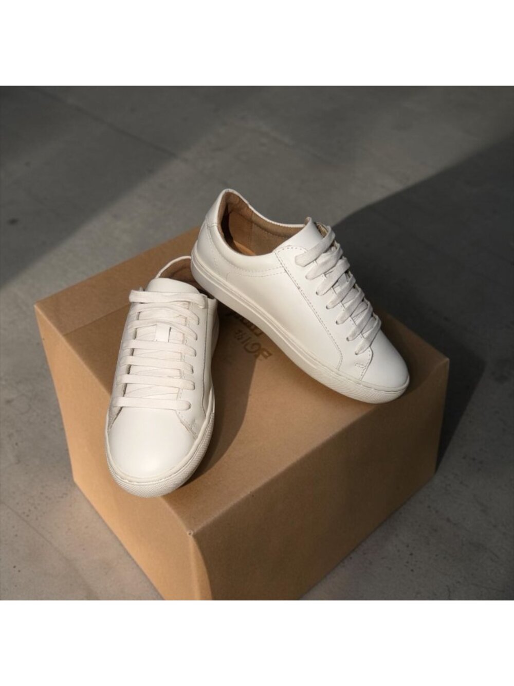 Banana Republic Nicklas Sneaker Mens 7 / W8.5 White Smooth Leather Fashion Shoe - Picture 3 of 11